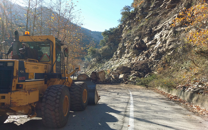 Τεράστιος βράχος έκλεισε το δρόμο για Προυσσό (φωτογραφίες και βίντεο) - Φωτογραφία 4