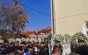 Τυλιγμένο με την Ελληνική σημαία το φέρετρο στην κηδεία του 43χρονου αστυνομικού Ηλία Κωστένη [video]