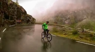 Αδιανόητο κι όμως αληθινό: Κάνει ποδήλατο ανάποδα… στο χείλος του γκρεμού! [video] - Φωτογραφία 1
