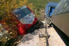 Συγκλονιστικές εικόνες από τον εκτροχιασμό του τρένου