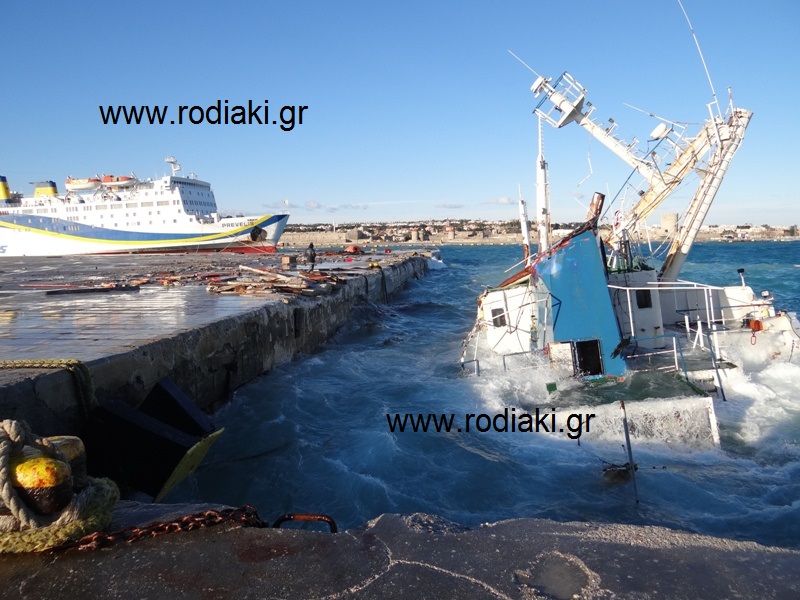 Σημερινό βίντεο και φωτογραφίες από το βυθισμένο πλοίο στο λιμάνι. - Η περιοχή μυρίζει πετρέλαιο! - Φωτογραφία 2