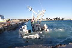 Σημερινό βίντεο και φωτογραφίες από το βυθισμένο πλοίο στο λιμάνι. - Η περιοχή μυρίζει πετρέλαιο!