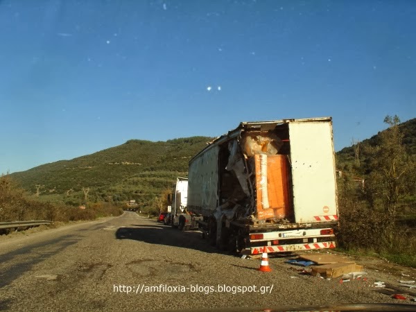 Σύγκρουση φορτηγών κοντά στο Μενίδι Αμφιλοχίας - Φωτογραφία 4