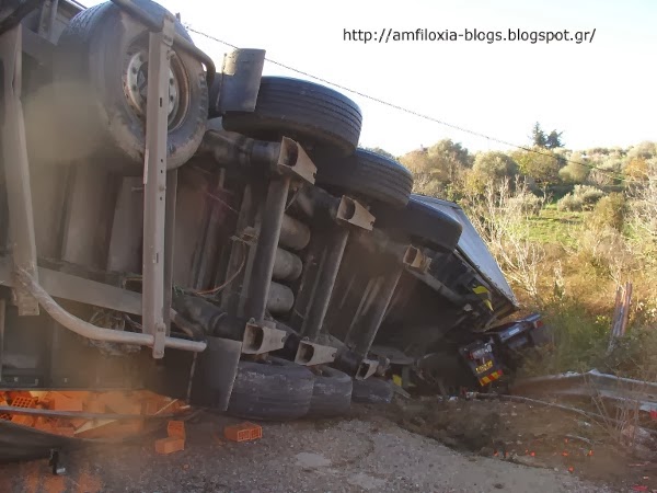 Σύγκρουση φορτηγών κοντά στο Μενίδι Αμφιλοχίας - Φωτογραφία 6