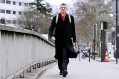 Περπατάει χιλιόμετρα για να ακούσει τους πολίτες . Zήλεψα που δεν έχουμε έναν τέτοιον...