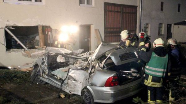 Αυτοκίνητο “απογειώθηκε” και καρφώθηκε στον τοίχο σπιτιού (φωτό) - Φωτογραφία 2