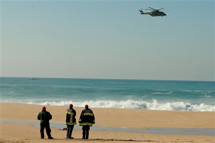 Κύμα – τέρας σκότωσε έναν νεαρό, πέντε αγνοούμενοι [εικόνες] - Φωτογραφία 2