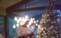 Νάζι και τσαχπινιά – Tα μοντέλα στόλισαν το Χριστουγεννιάτικο δέντρο [εικόνα] - Φωτογραφία 2