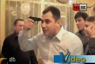 ΣΟΚ στη Ρωσία! Έπαιξε ρώσικη ρουλέτα σε γαμήλιο γλέντι και σκοτώθηκε [+18 video] - Φωτογραφία 1