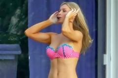 Η σέξι Joanna Krupa απολαμβάνει τον ήλιο