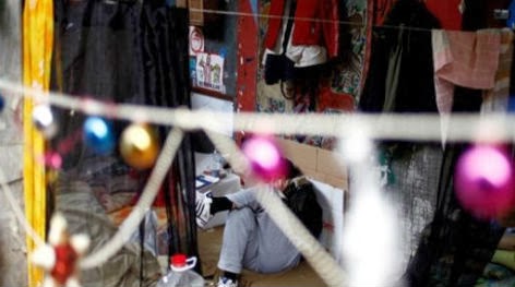 Συγκλονίζει ο άστεγος της Αθήνας που έβαλε χριστουγεννιάτικα στολίδια στο πεζοδρόμιο που κοιμάται - Φωτογραφία 1