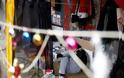 Συγκλονίζει ο άστεγος της Αθήνας που έβαλε χριστουγεννιάτικα στολίδια στο πεζοδρόμιο που κοιμάται