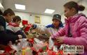 Mαθητές του 5ου δημοτικού σχολείου Ναυπλίου παρέδωσαν τρόφιμα στο συσσίτιο της Ευαγγελίστριας