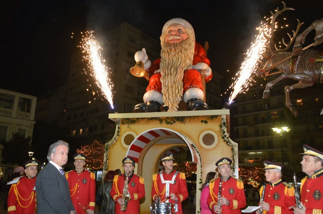 Εγκαινιάστηκε με υπέροχα βεγγαλικά το Χριστουγεννιάτικο χωριό – Εκατοντάδες κόσμου στην πλατεία - Φωτογραφία 2
