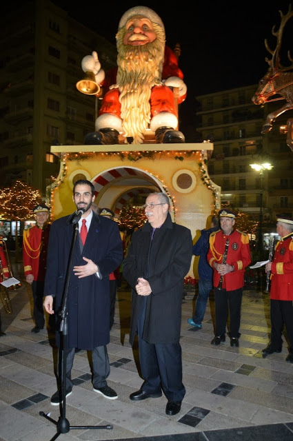 Εγκαινιάστηκε με υπέροχα βεγγαλικά το Χριστουγεννιάτικο χωριό – Εκατοντάδες κόσμου στην πλατεία - Φωτογραφία 3