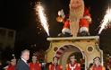 Εγκαινιάστηκε με υπέροχα βεγγαλικά το Χριστουγεννιάτικο χωριό – Εκατοντάδες κόσμου στην πλατεία