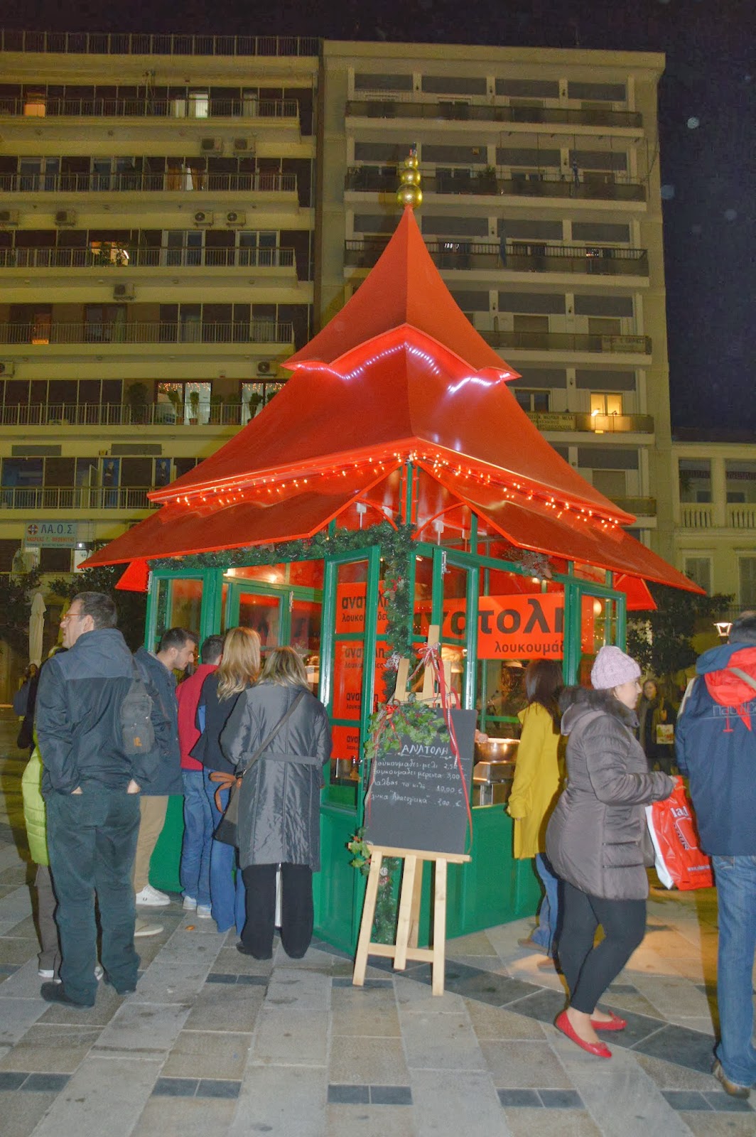 Πάτρα: Εγκαινιάστηκε το χριστουγεννιάτικο χωριό στην πλατεία Γεωργίου - Φώτα, μουσική και πυροτεχνήματα - Φωτογραφία 8