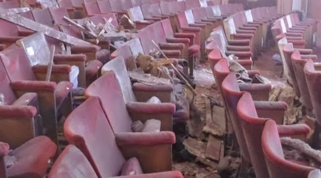 Η πρώτη φωτογραφία μέσα από το θέατρο που έπεσε η οροφή - Φωτογραφία 2