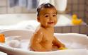 Ποια είναι η κατάλληλη θερμοκρασία για να κάνετε μπάνιο το μωρό σας;