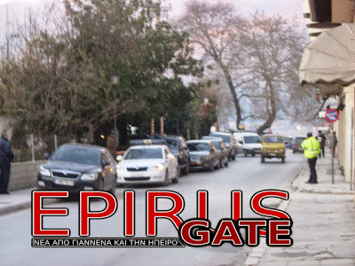 Ο Αναπληρωτής Υπουργός Λεωνίδας Γρηγοράκος, παρκάρει το αμάξι του επάνω στα πεζοδρόμια! - Φωτογραφία 2