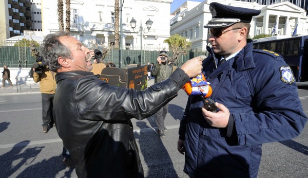 Κρητικός προς άνδρα ΜΑΤ: Να μιλήσουμε πολιτισμένα, αλλά άμα βγάλεις το ψεκαστήρι επαέ θα σε τελειώσω - Φωτογραφία 3