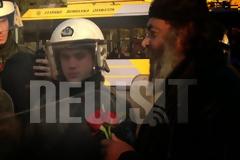 Κρητικός προς άνδρα ΜΑΤ: Να μιλήσουμε πολιτισμένα, αλλά άμα βγάλεις το ψεκαστήρι επαέ θα σε τελειώσω