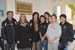 Πάτρα: Η γυναικεία ομάδα ποδοσφαίρου του Ίκαρου Πετρωτού προσέφερε τρόφιμα