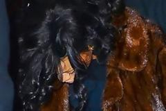 H Rihanna με διχτυωτές ζαρτιέρες ...προσπαθεί να κατεβάσει το μίνι φορεμά της