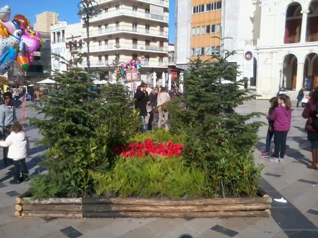 Κοσμοπλημμύρα σήμερα στο κέντρο της Πάτρας - Επιτέλους μύρισε Χριστούγεννα – Δείτε φωτο - Φωτογραφία 2