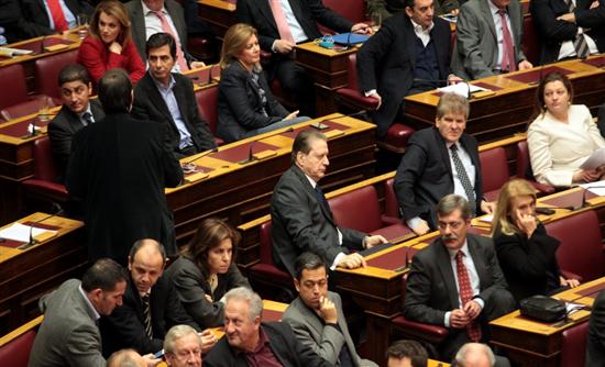 Όταν η αριστερά κάνει χιούμορ με τη δεξιά και τα χαιρετίσματα του Βύρωνα - Τραγικές καταστάσεις μέσα στο ελληνικό Κοινοβούλιο [photos] - Φωτογραφία 3