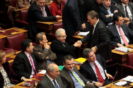 Όταν η αριστερά κάνει χιούμορ με τη δεξιά και τα χαιρετίσματα του Βύρωνα - Τραγικές καταστάσεις μέσα στο ελληνικό Κοινοβούλιο [photos] - Φωτογραφία 5