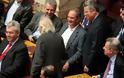 Όταν η αριστερά κάνει χιούμορ με τη δεξιά και τα χαιρετίσματα του Βύρωνα - Τραγικές καταστάσεις μέσα στο ελληνικό Κοινοβούλιο [photos]