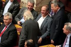 Όταν η αριστερά κάνει χιούμορ με τη δεξιά και τα χαιρετίσματα του Βύρωνα - Τραγικές καταστάσεις μέσα στο ελληνικό Κοινοβούλιο [photos]