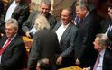 Όταν η αριστερά κάνει χιούμορ με τη δεξιά και τα χαιρετίσματα του Βύρωνα - Τραγικές καταστάσεις μέσα στο ελληνικό Κοινοβούλιο [photos] - Φωτογραφία 2
