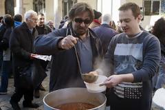 Μέλη του ΠΑΜΕ μοίρασαν φασολάδα στη Θεσσαλονίκη
