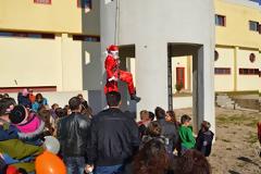 Λαμία: Ο Αι Βασίλης κατέβηκε από ψηλά...και μοίρασε δώρα στα παιδιά [video]