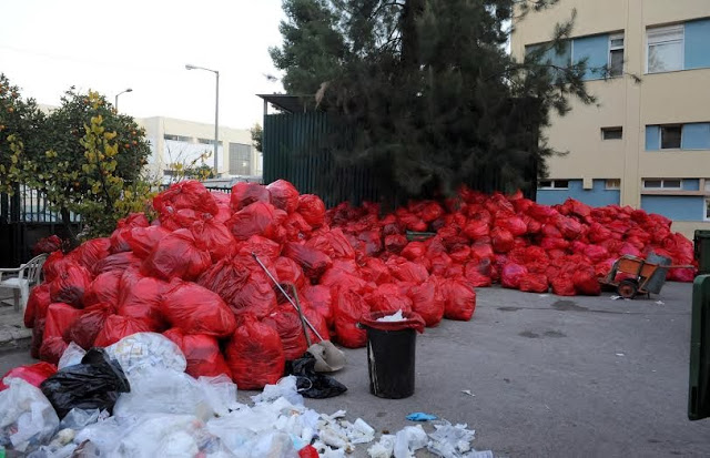 Επιχείρηση απομάκρυνσης μεγάλης ποσότητας συσσωρευμένων ιατρικών αποβλήτων από προαύλιο χώρο νοσοκομείου - Φωτογραφία 2