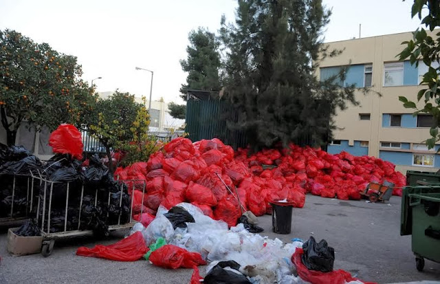 Επιχείρηση απομάκρυνσης μεγάλης ποσότητας συσσωρευμένων ιατρικών αποβλήτων από προαύλιο χώρο νοσοκομείου - Φωτογραφία 3