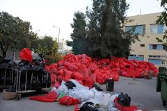Επιχείρηση απομάκρυνσης μεγάλης ποσότητας συσσωρευμένων ιατρικών αποβλήτων από προαύλιο χώρο νοσοκομείου