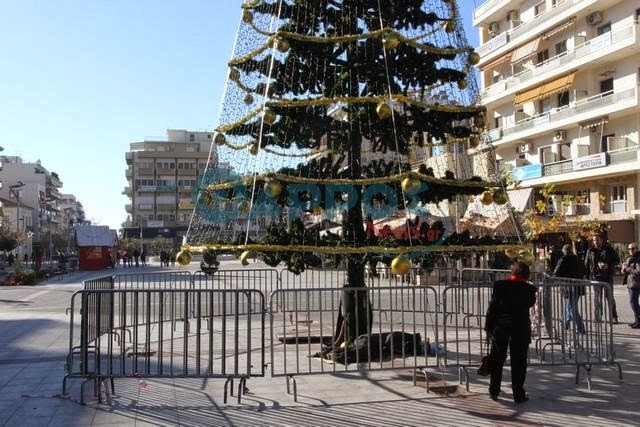 Άστεγος στο Χριστουγεννιάτικο δέντρο της Καλαμάτας [Photos - Video] - Φωτογραφία 2