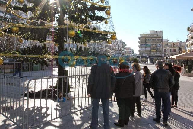 Άστεγος στο Χριστουγεννιάτικο δέντρο της Καλαμάτας [Photos - Video] - Φωτογραφία 3