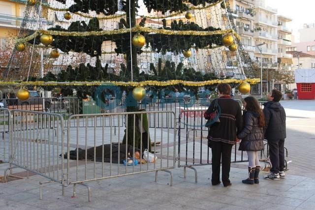 Άστεγος στο Χριστουγεννιάτικο δέντρο της Καλαμάτας [Photos - Video] - Φωτογραφία 4