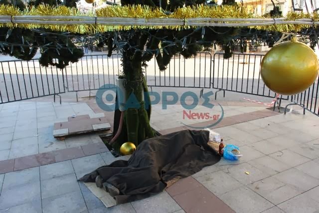 Άστεγος στο Χριστουγεννιάτικο δέντρο της Καλαμάτας [Photos - Video] - Φωτογραφία 5