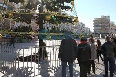 Άστεγος στο Χριστουγεννιάτικο δέντρο της Καλαμάτας [Photos - Video]
