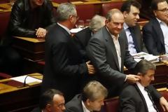 Aγνώριστος ο Καραμανλής στη Βουλή: Χαϊδεύει αυτιά βουλευτή, μοιράζει αγκαλιές, ξεκαρδίζεται