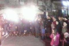 Γλέντι γύρω από τη φωτιά έχουν στήσει οι κάτοικοι της Ν. Μηχανιώνας Θεσσαλονίκης