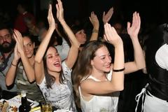 Πρώτο τραπέζι στην πρεμιέρα του αγαπημένου της Σάκη Μπουλά η σύντροφός του - Δείτε φωτο