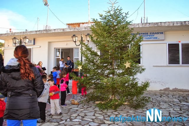 Στόλισαν το Χριστουγεννιάτικο δένδρο τα παιδιά του Νηπιαγωγείου και του δημοτικού σχολείου στη πλατεία του Τρικόρφου - Φωτογραφία 2