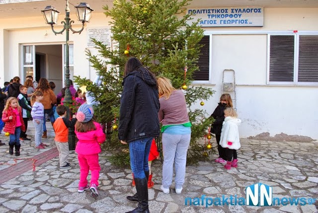 Στόλισαν το Χριστουγεννιάτικο δένδρο τα παιδιά του Νηπιαγωγείου και του δημοτικού σχολείου στη πλατεία του Τρικόρφου - Φωτογραφία 3