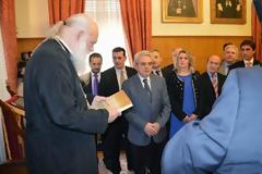 Τα κάλαντα στον Αρχιεπίσκοπο Αθηνών και Πάσης Ελλάδος Ιερώνυμο, έψαλε η Πανηπειρωτική Συνομοσπονδία Ελλάδος, την Τρίτη 24 Δεκεμβρίου 2013 και έλαβε την Ευλογία Του